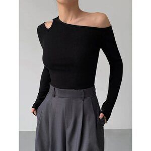Commense NWT Slinky Cutout Knit Top in Black size Medium